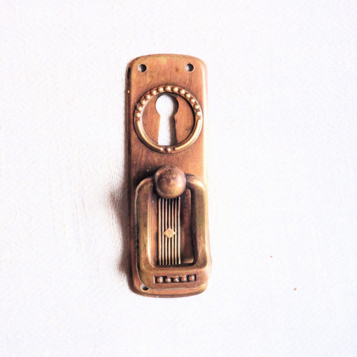 Möbelhandtag med nyckelhål