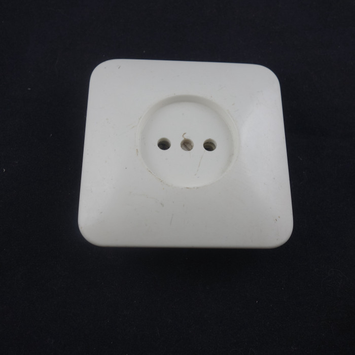 Vägguttag, infälld