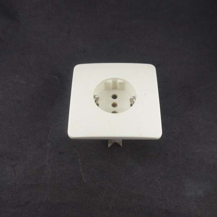 Vägguttag, jord, infälld