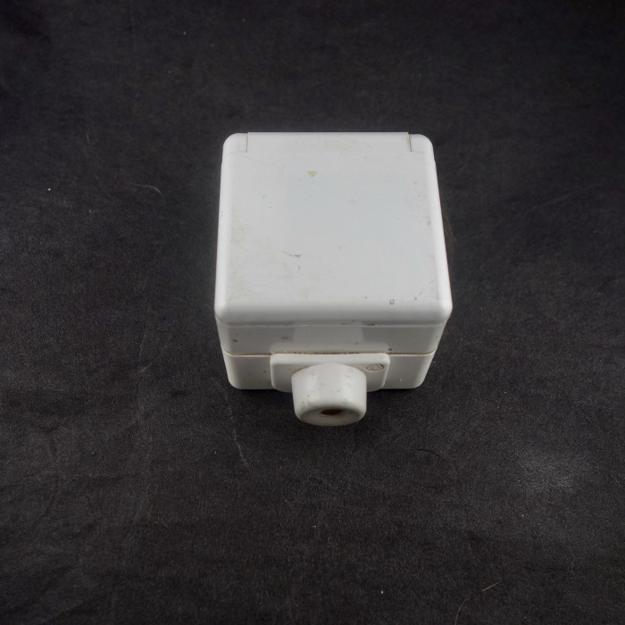 Vägguttag, jord, utanpåliggande