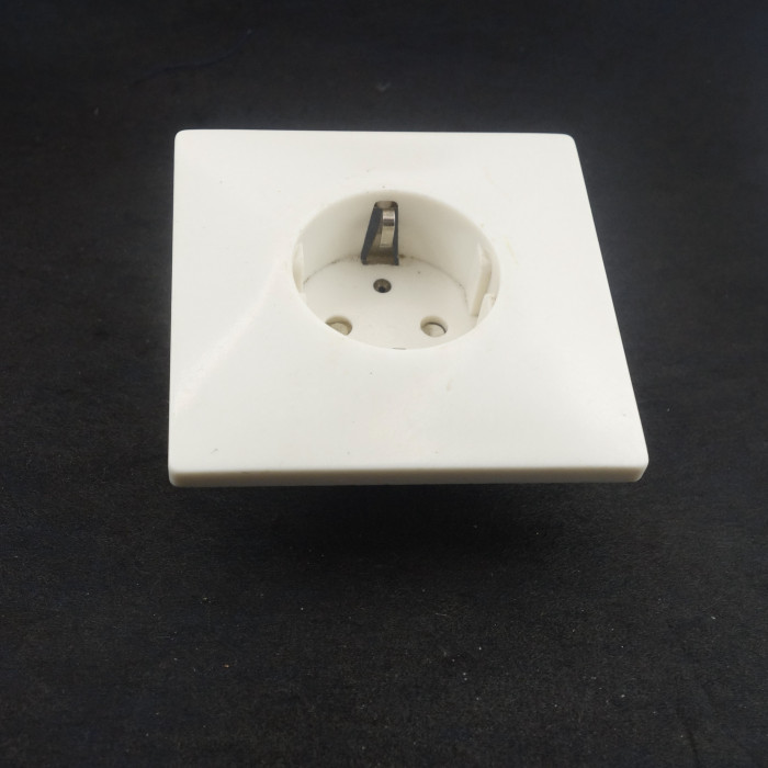 Vägguttag, jord, infälld