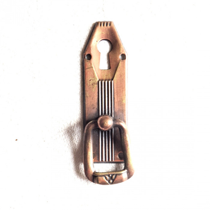 Möbelhandtag med nyckelhål