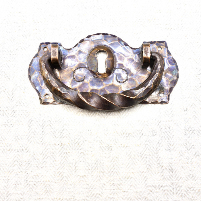 Möbelhandtag med nyckelhål