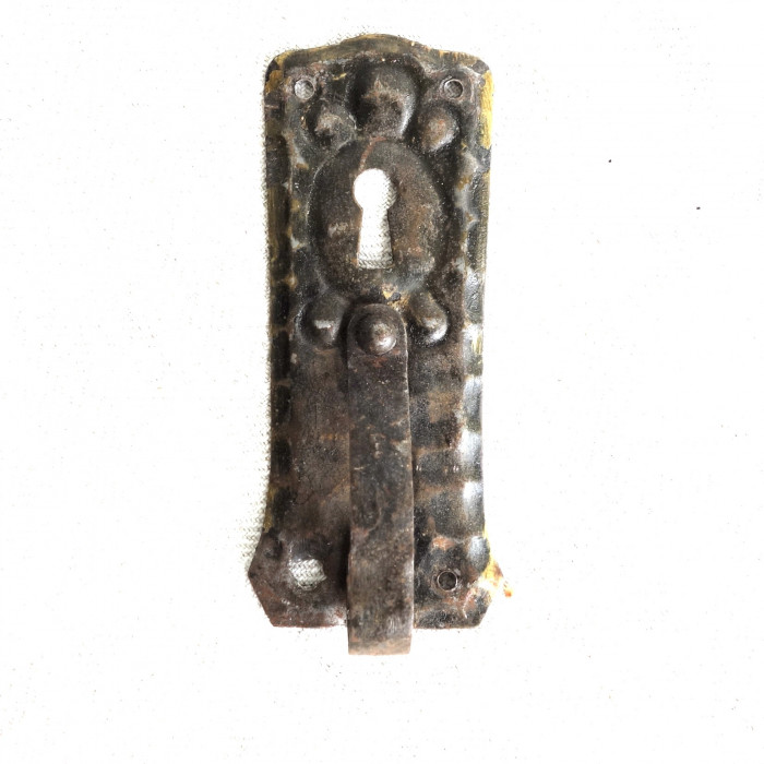 Möbelhandtag med nyckelhål