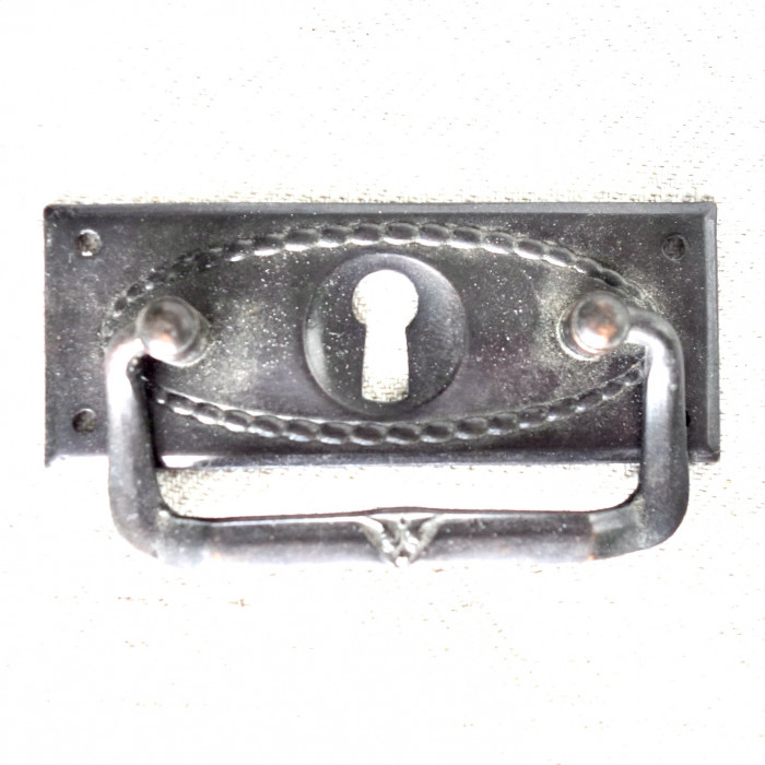 Möbelhandtag med nyckelhål