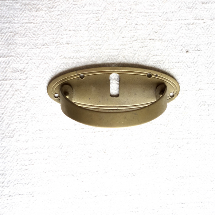 Möbelhandtag med nyckelhål, mässing